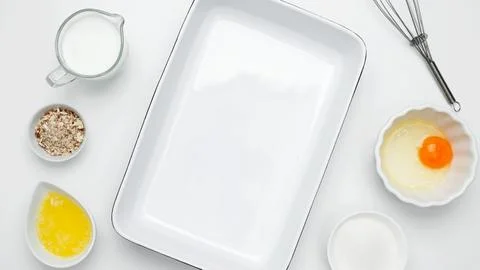 Flat lay composition for cooking preparation. Empty white baking dish with in Foto stock