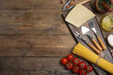 Flat lay composition with cooking utensils and fresh ingredients on wooden ta Foto stock