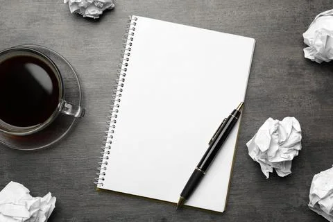 Flat lay composition with crumpled paper balls and empty notebook on grey tab Foto stock