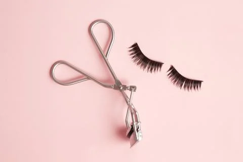 Flat lay composition of curler and false eyelashes Stock-Fotos