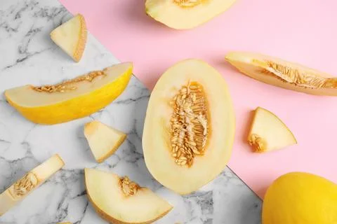 Flat lay composition with cut melon on color background Foto stock