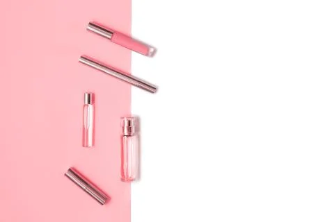 Flat lay composition with decorative makeup products and parfume on coral and Foto stock
