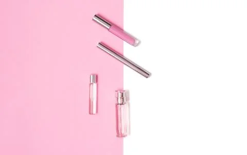 Flat lay composition with decorative makeup products and parfume on pastel pink Foto stock