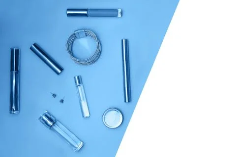 Flat lay composition with decorative makeup products and parfume on trendy blue Foto stock