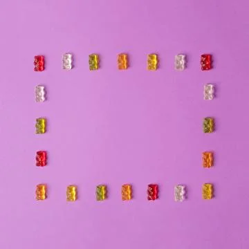 Flat lay composition with delicious jelly bears on color background. Space fo Foto stock