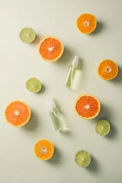 Flat lay composition with delicious natural citrus on color background Foto stock