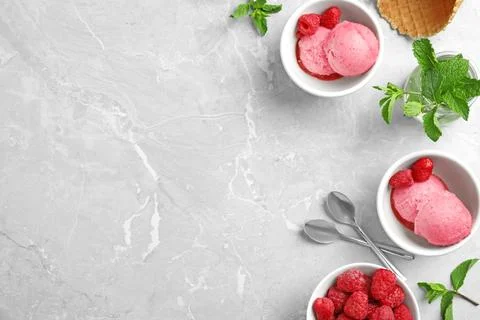 Flat lay composition with delicious raspberry ice cream on grey marble table, Foto stock