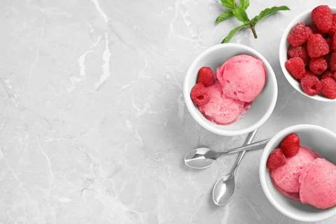 Flat lay composition with delicious raspberry ice cream on grey marble table, Foto stock