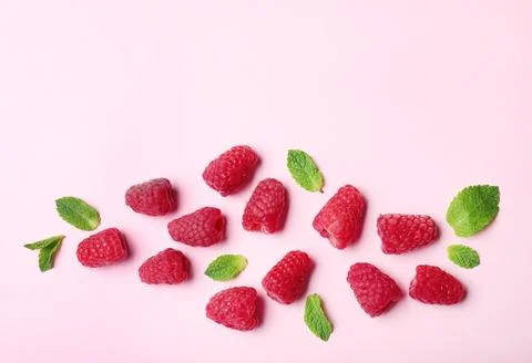 Flat lay composition with delicious ripe raspberries on pink background Foto stock