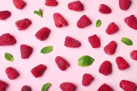 Flat lay composition with delicious ripe raspberries on pink background Foto stock