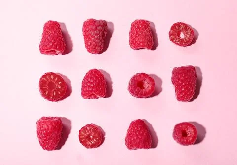 Flat lay composition with delicious ripe raspberries on pink background Foto stock