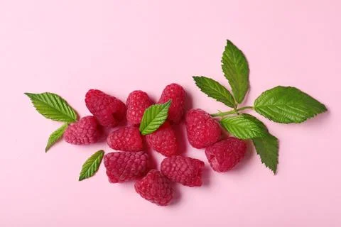 Flat lay composition with delicious ripe raspberries on pink background Foto stock