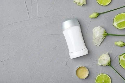 Flat lay composition with deodorant on light background 库存照片