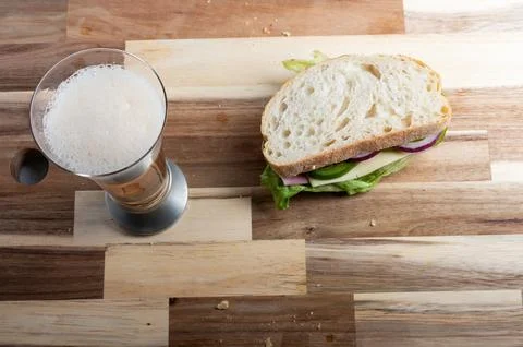 Flat lay composition of diced onion on wooden surface  food preparation bac.. Foto stock