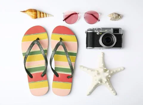 Flat lay composition with different beach objects on white background Foto stock