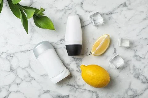 Flat lay composition with different deodorants on marble table Foto stock