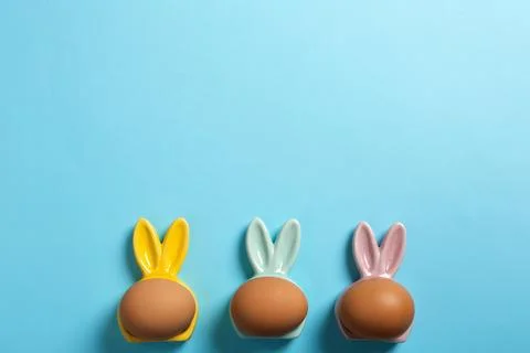 Flat lay composition of Easter bunny ears and eggs on color background, space Foto stock