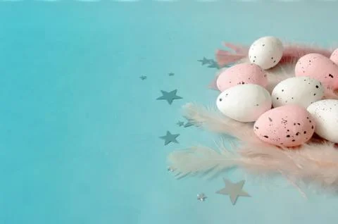 Flat lay composition easter pink eggs on feathers, mint color backdrop, silver Foto stock