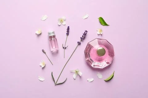 Flat lay composition with elegant perfume on lilac background Stock-Fotos