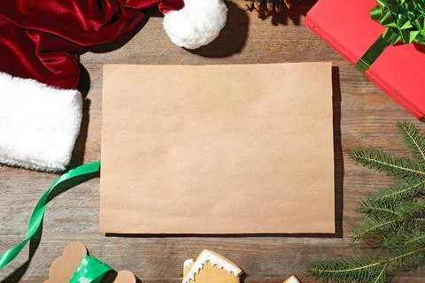 Flat lay composition with empty card and Christmas decorations on wooden tabl Stockfoto's