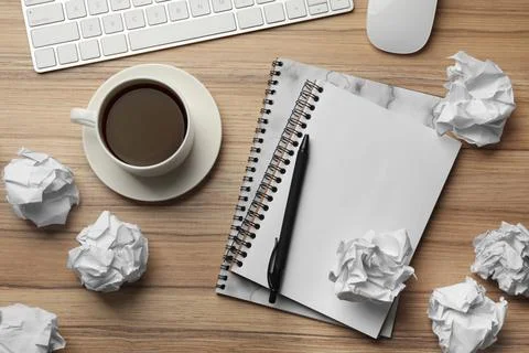 Flat lay composition with empty notebook and crumpled paper balls on wooden t 库存照片