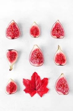 Flat lay composition with figs and autumn leaf 스톡 사진