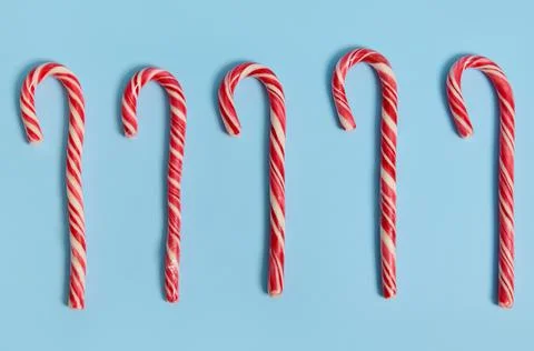 Flat lay composition of five sweet candy canes, Christmas lollipops lying on  Stock Photos