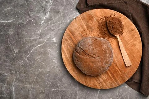 Flat lay composition with fresh dough and cocoa powder on table Foto stock