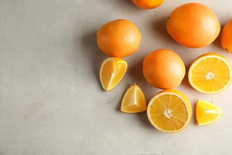 Flat lay composition with fresh oranges on grey table. Space for text Foto stock