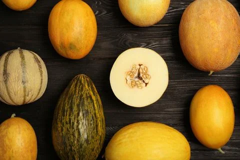 Flat lay composition with fresh tasty melons on table Foto stock