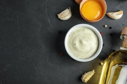 Flat lay composition with garlic sauce on dark background. Space for text 스톡 사진