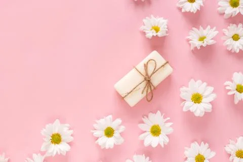 Flat lay composition with hand made soap bars and lavender flowers on violet 库存照片