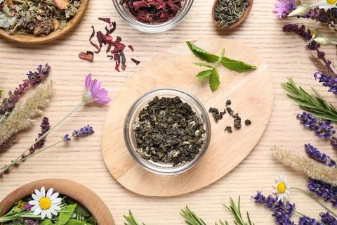 Flat lay composition with healing herbs on wooden table Foto stock