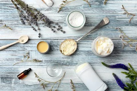 Flat lay composition with homemade deodorant and ingredients on wooden backgr 库存照片