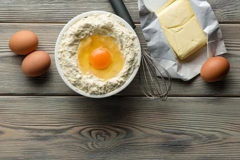 Flat lay composition with ingredients for making dough. Foto stock