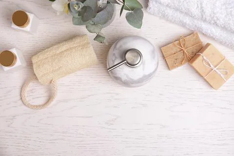 Flat lay composition with marble soap dispenser on white wooden background. S Foto stock