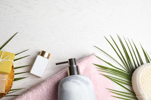 Flat lay composition with marble soap dispenser on white wooden background. S Foto stock