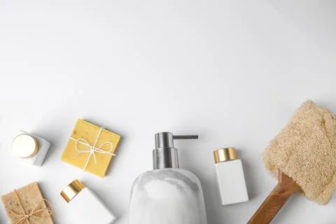 Flat lay composition with marble soap dispenser on white background. Space fo Foto stock
