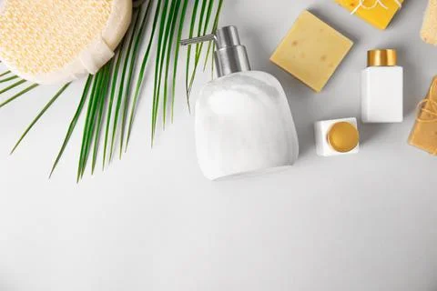 Flat lay composition with marble soap dispenser on white background. Space fo Foto stock