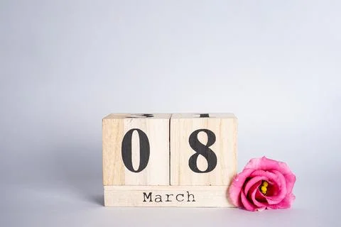 Flat lay composition March 8 wooden calendar with flower on a gray background Foto stock