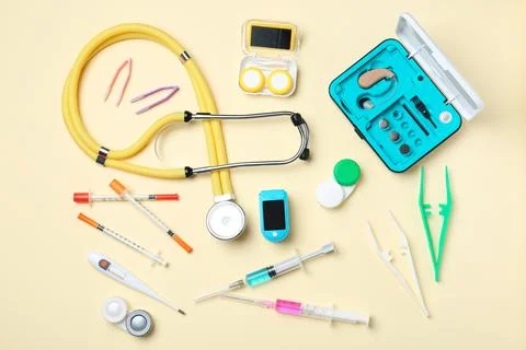 Flat lay composition with medical objects on color background Foto stock