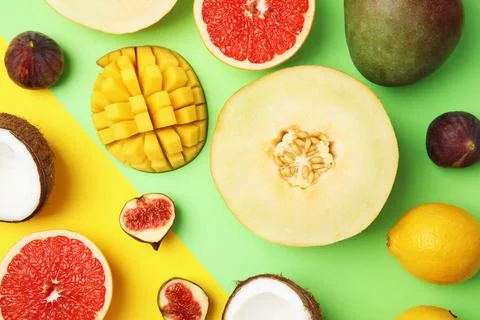 Flat lay composition with melon and other fruits on color background Foto stock