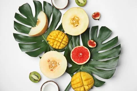 Flat lay composition with melon and other fruits on white background Foto stock