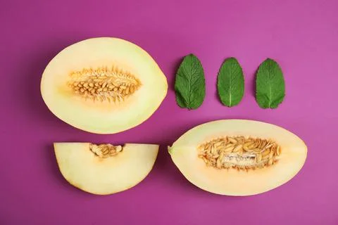 Flat lay composition with melon and mint leaves on color background Foto stock
