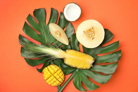 Flat lay composition with melon and other fruits on color background Foto stock
