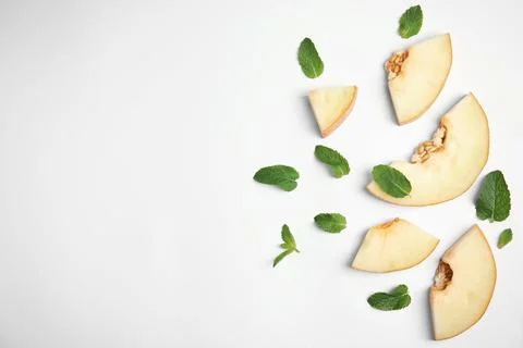 Flat lay composition with melon, mint leaves and space for text on white back Foto stock