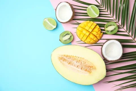 Flat lay composition with melon, other fruits and space for text on color bac Foto stock