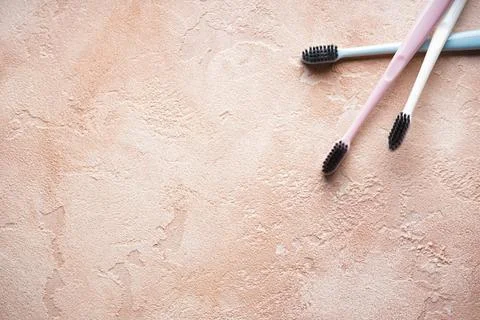 Flat lay composition of multi-colored toothbrushes with black bristles on a b Stock-Fotos