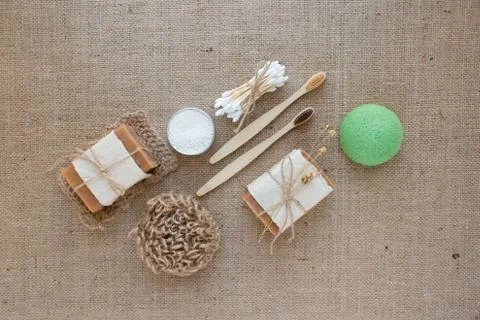 Flat lay composition with natural bathroom essentials, zero waste concept on Foto stock