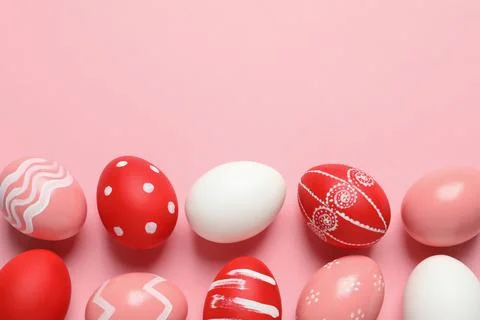 Flat lay composition with painted Easter eggs on color background, space for  Foto stock